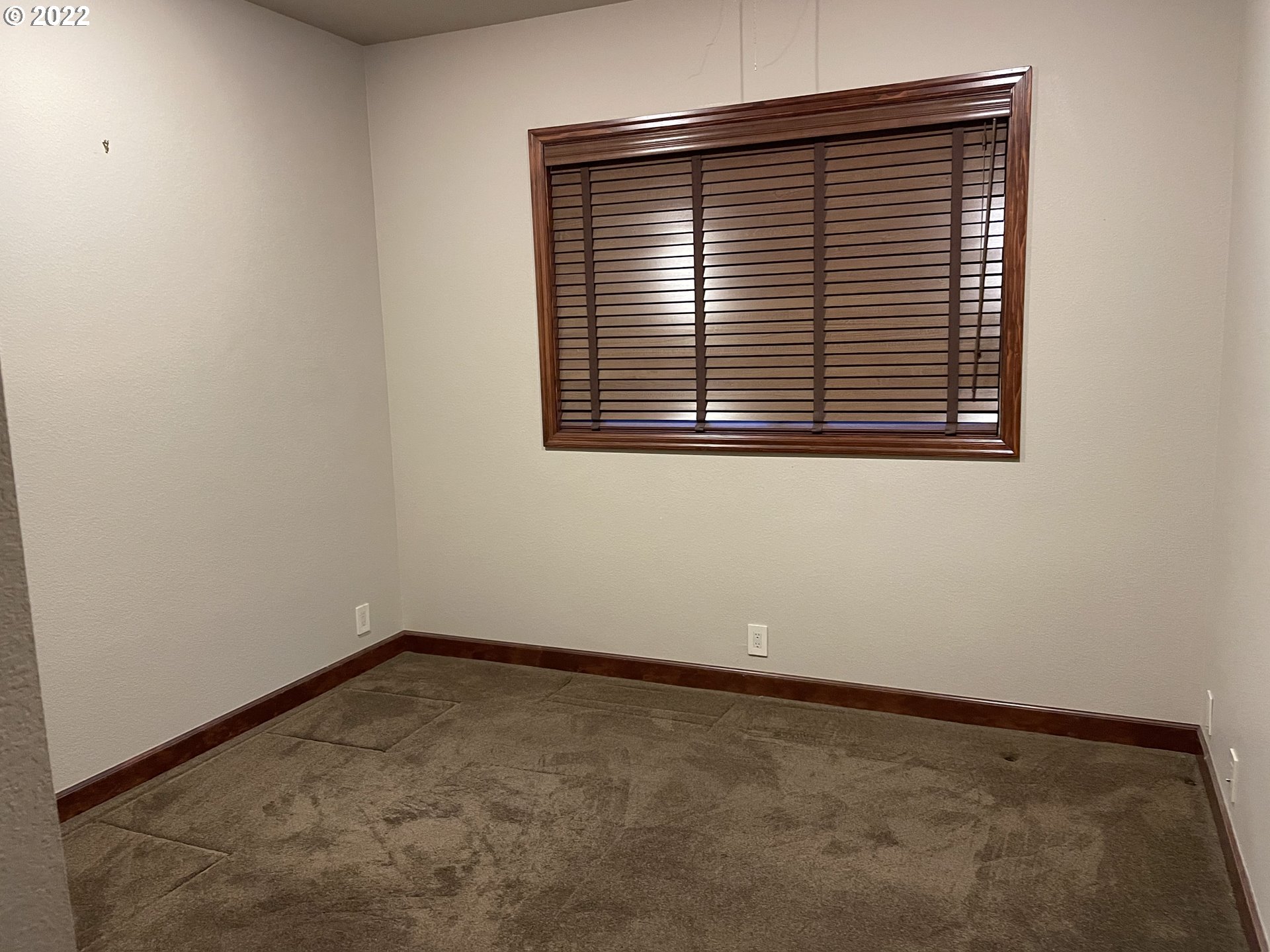3247 Lake Crest Drive Eugene, OR 97408 - Photo 24 of 31 an empty room with a window