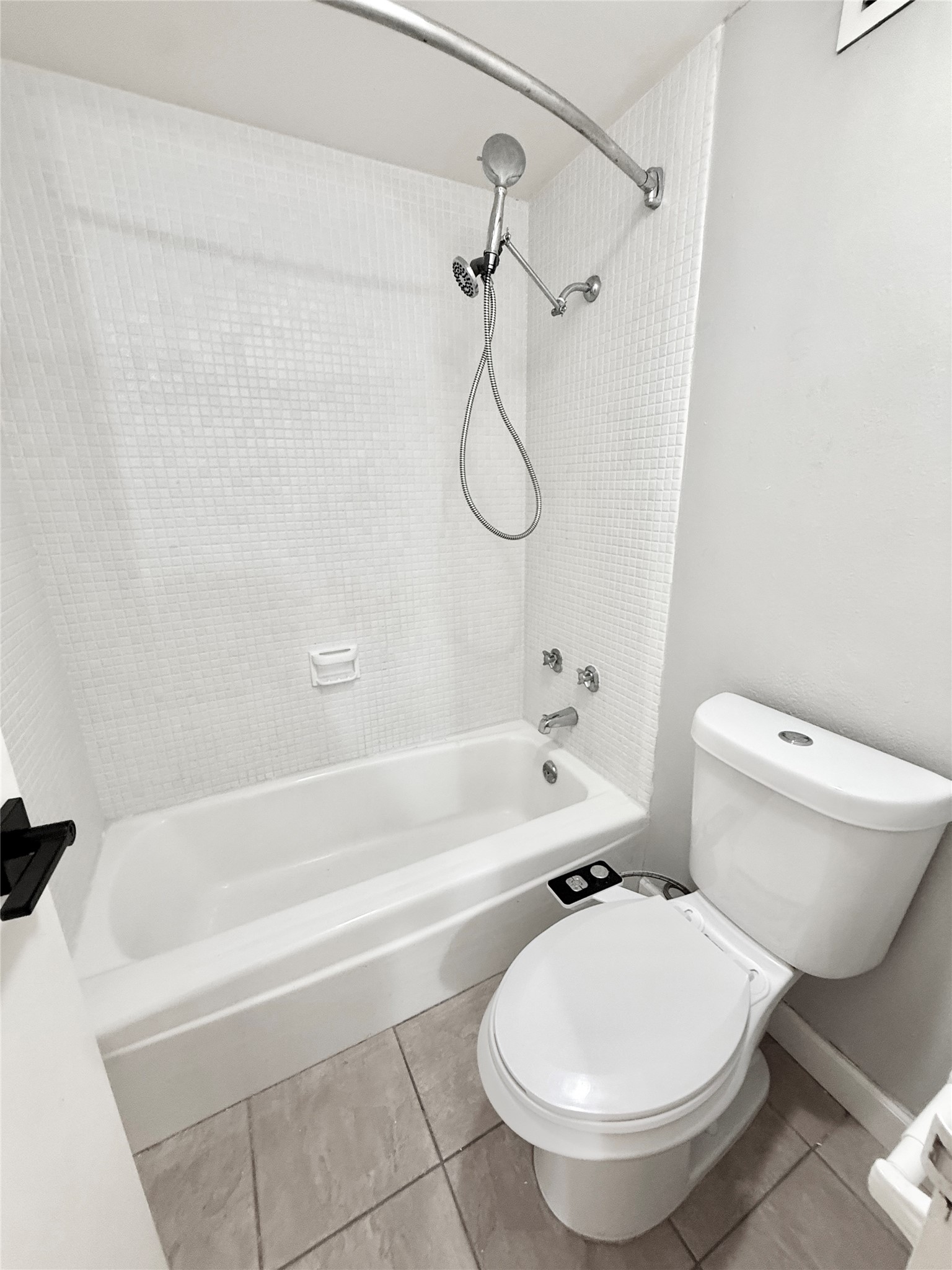 2016 Main Street, Unit 2204 Houston, TX 77002 - Photo 14 of 24 Restroom toilet area