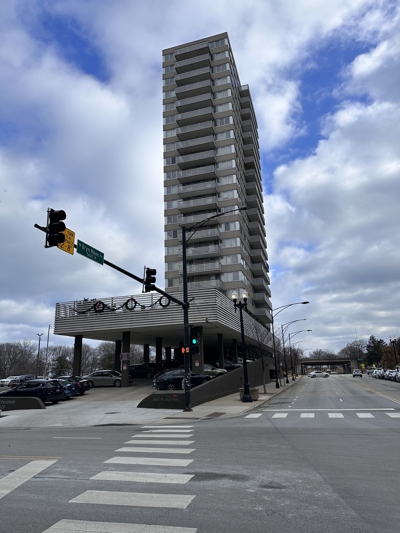 5601 North Sheridan Road, Unit 6D Chicago, IL 60660 - Photo 1 of 11 a roof view