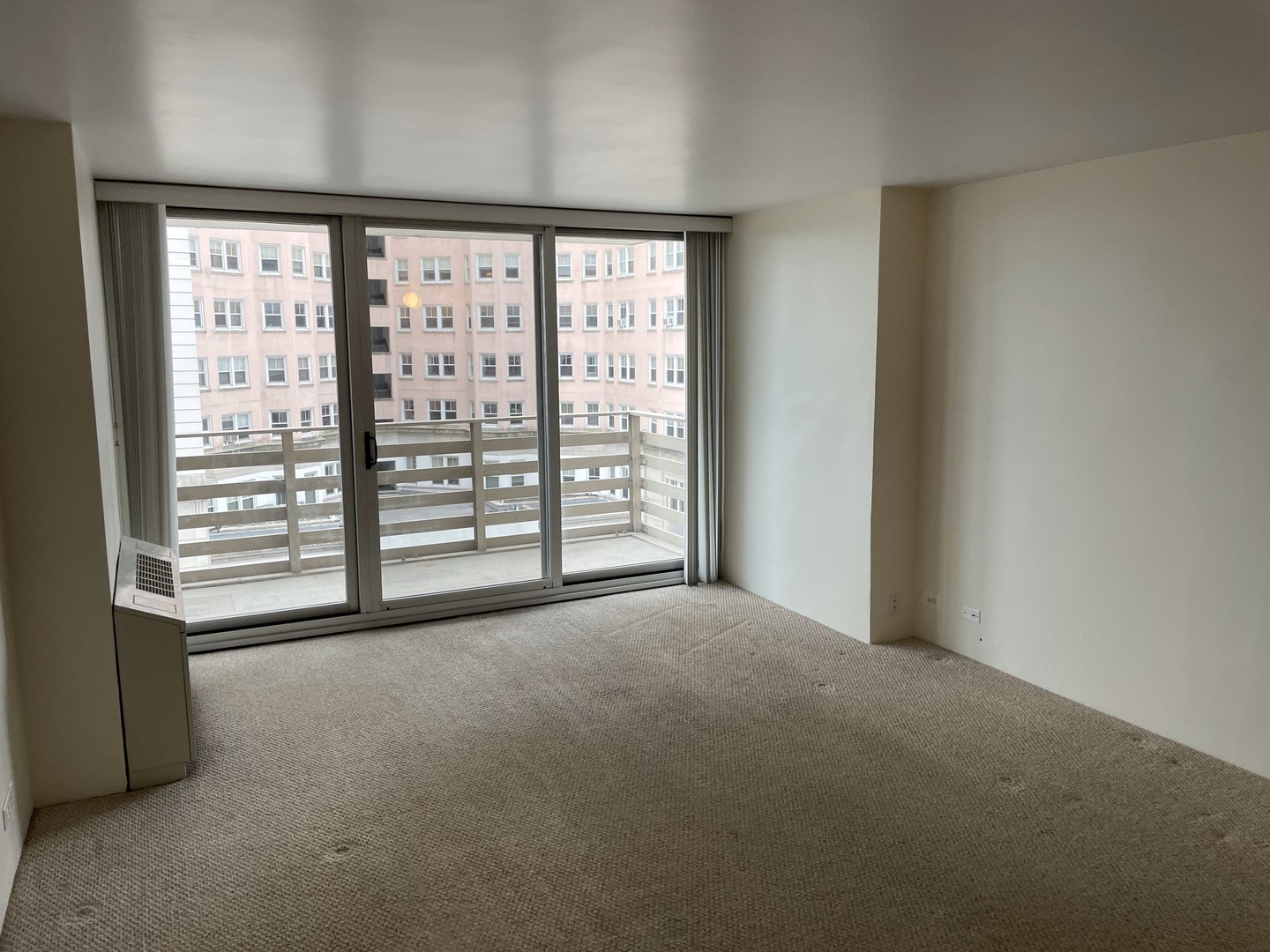 5601 North Sheridan Road, Unit 6D Chicago, IL 60660 - Photo 2 of 11 a view of an empty room with a window