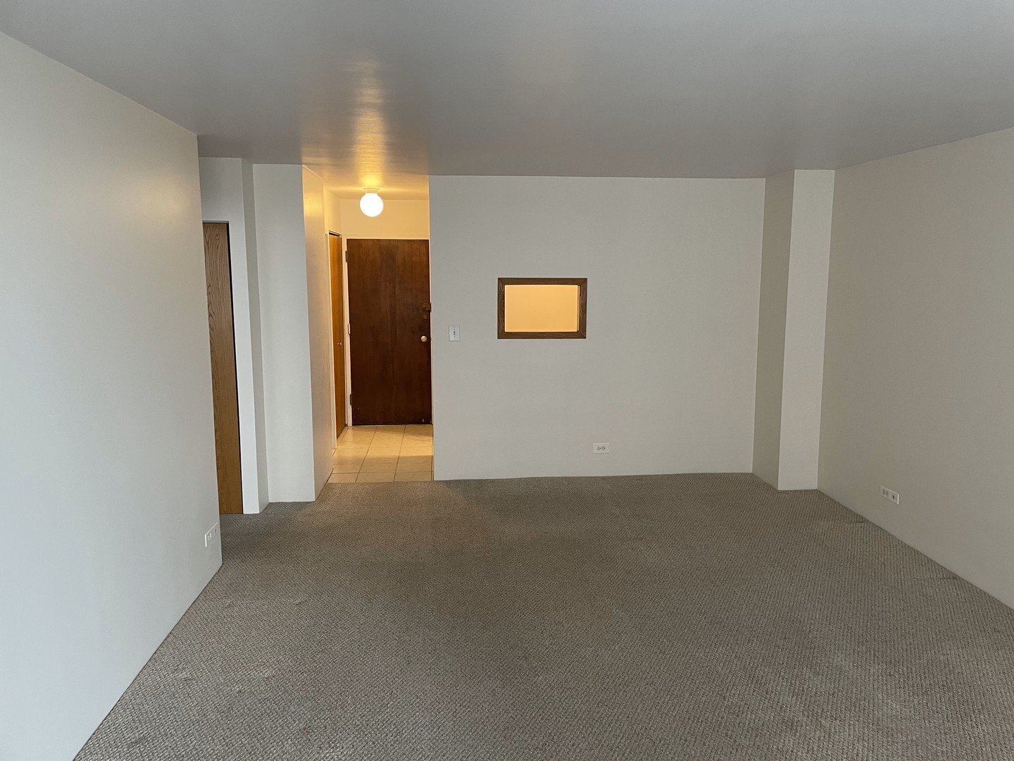 5601 North Sheridan Road, Unit 6D Chicago, IL 60660 - Photo 3 of 11 a view of a hallway