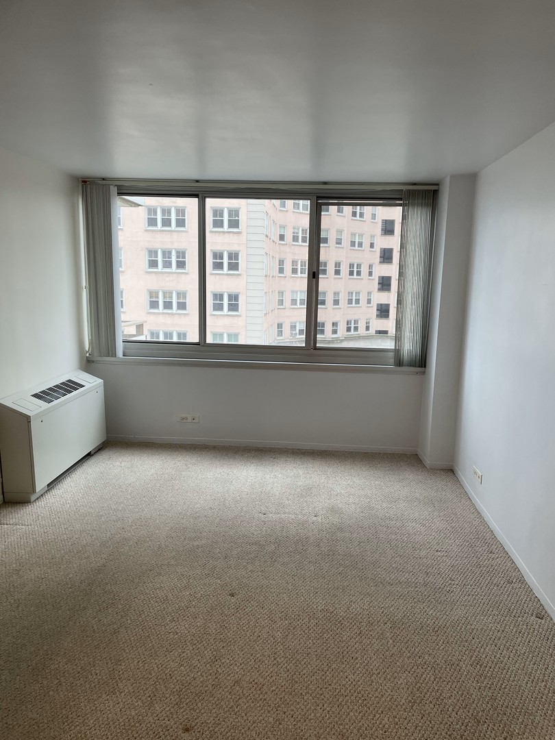 5601 North Sheridan Road, Unit 6D Chicago, IL 60660 - Photo 4 of 11 an empty room with a window
