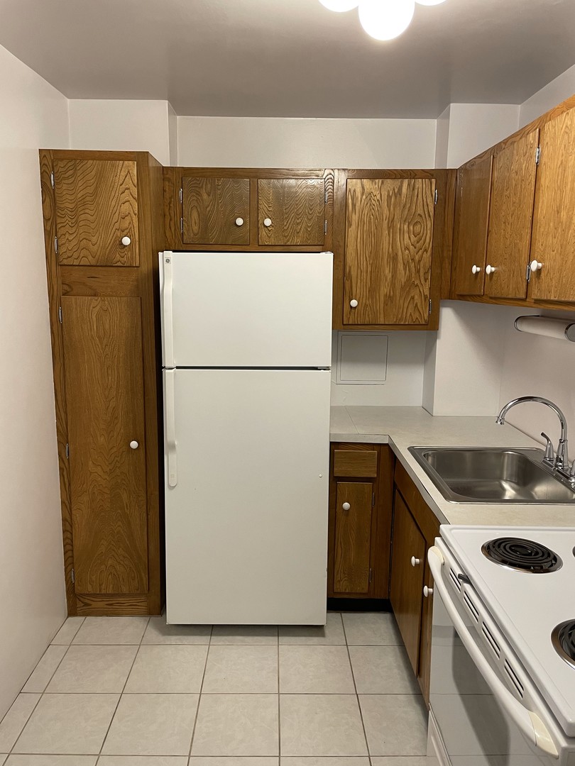 5601 North Sheridan Road, Unit 6D Chicago, IL 60660 - Photo 6 of 11 a utility room with dryer and washer