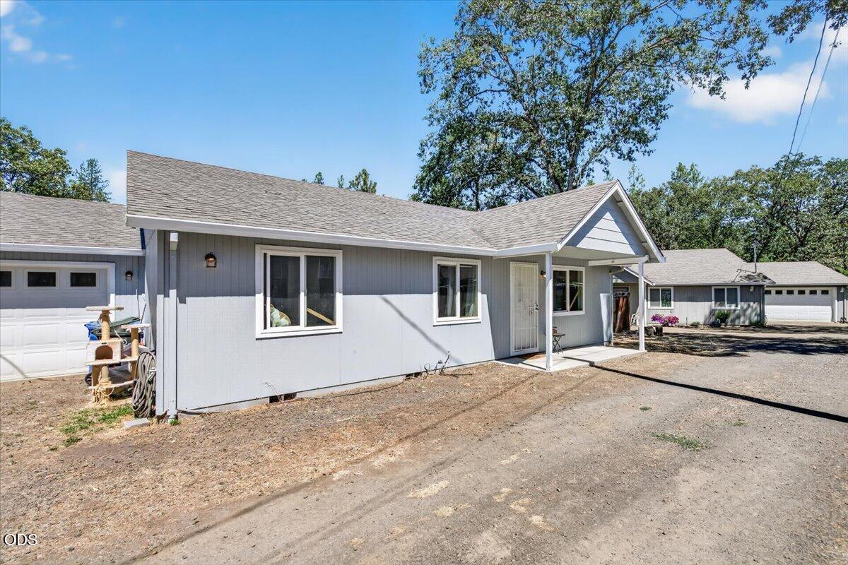 82 Maple Street Shady Cove, OR 97539 - Photo 3 of 28 Gallery Image 3