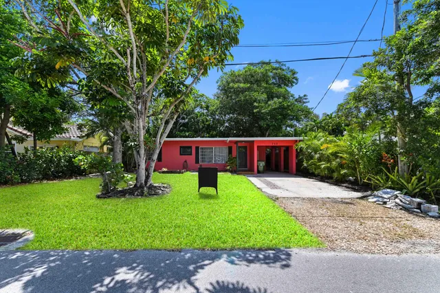 a view of a yard in front of house