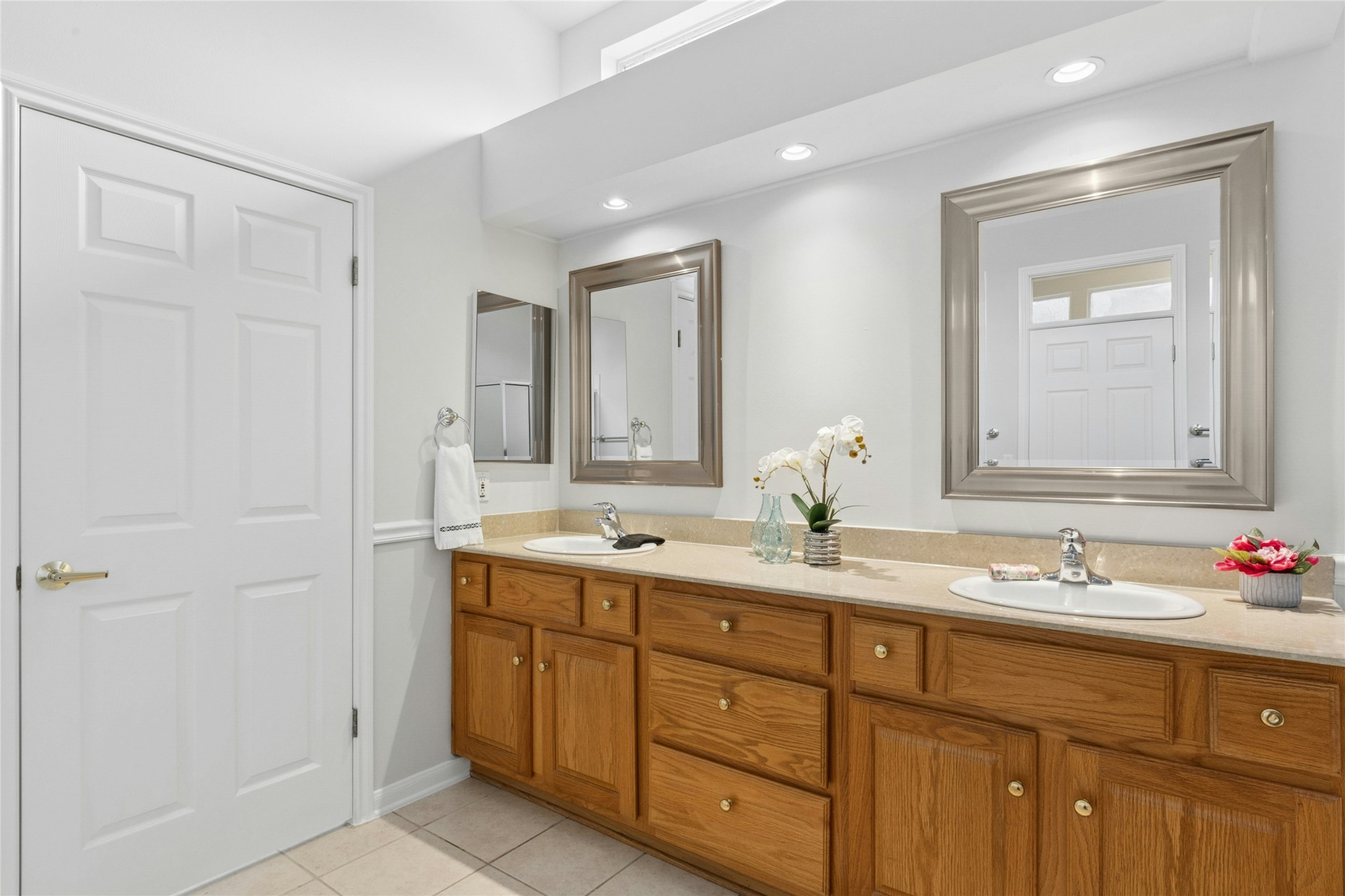 138 Running Water Street Georgetown, TX 78633 - Photo 20 of 36 Main Bathroom