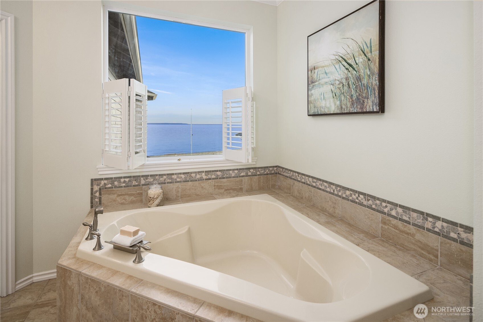 1882 Shore Avenue Freeland, WA 98249 - Photo 18 of 36 a bathroom with a bathtub