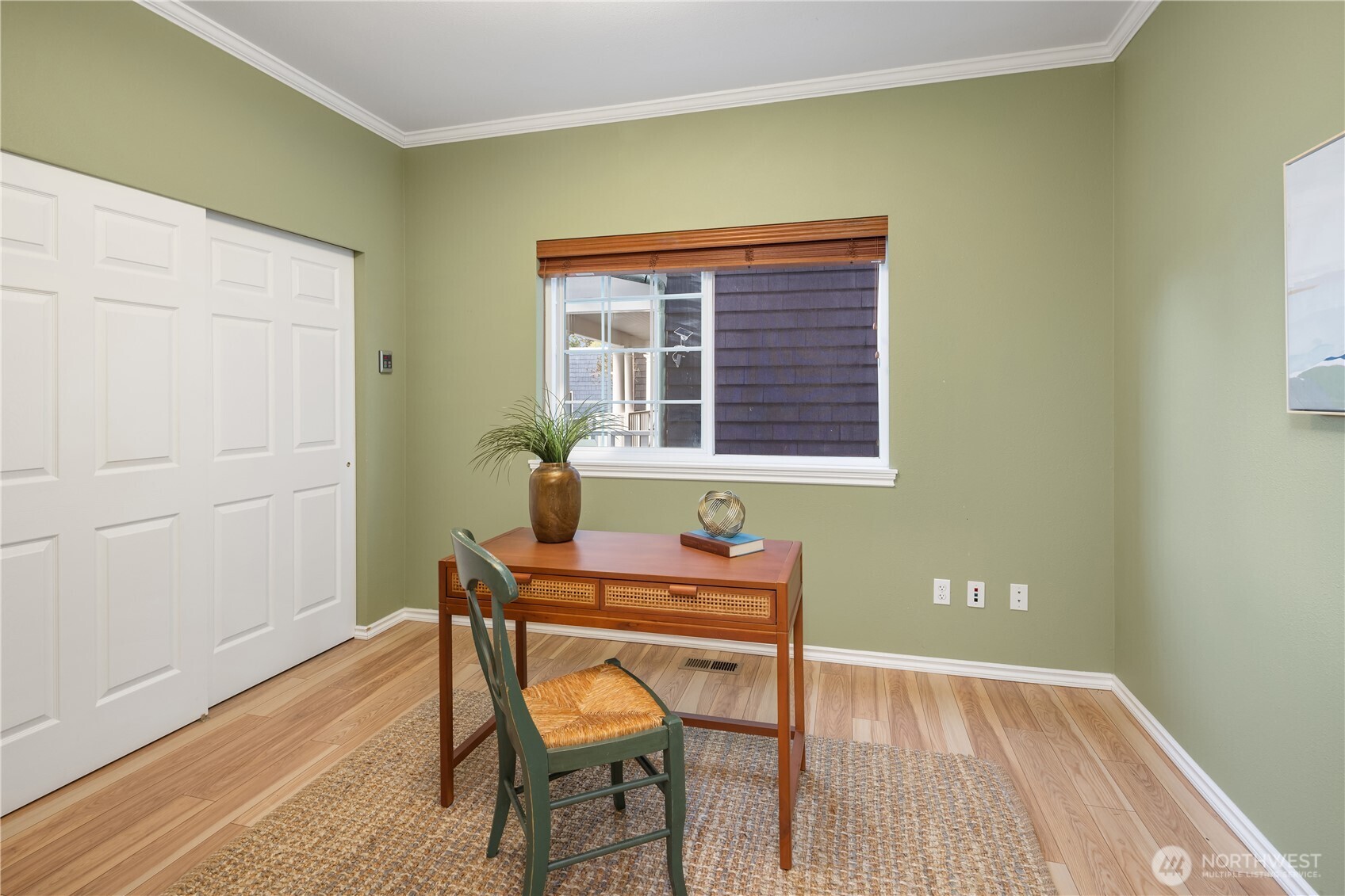 1882 Shore Avenue Freeland, WA 98249 - Photo 24 of 36 a room that has a table and chair in it