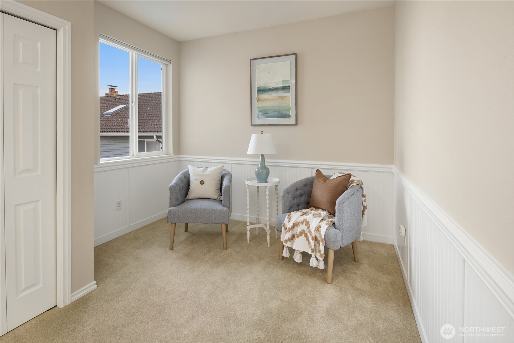 1882 Shore Avenue Freeland, WA 98249 - Photo 25 of 36 a living room with furniture and a window