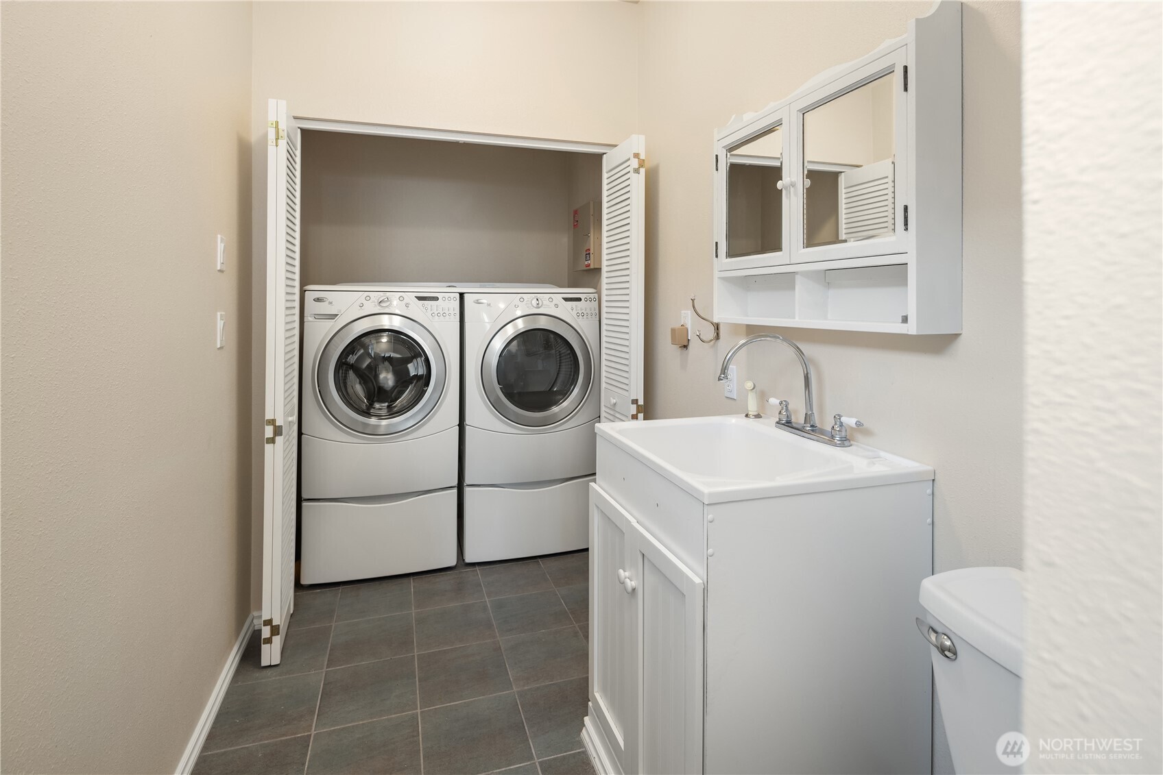 1882 Shore Avenue Freeland, WA 98249 - Photo 27 of 36 a utility room with dryer and washer