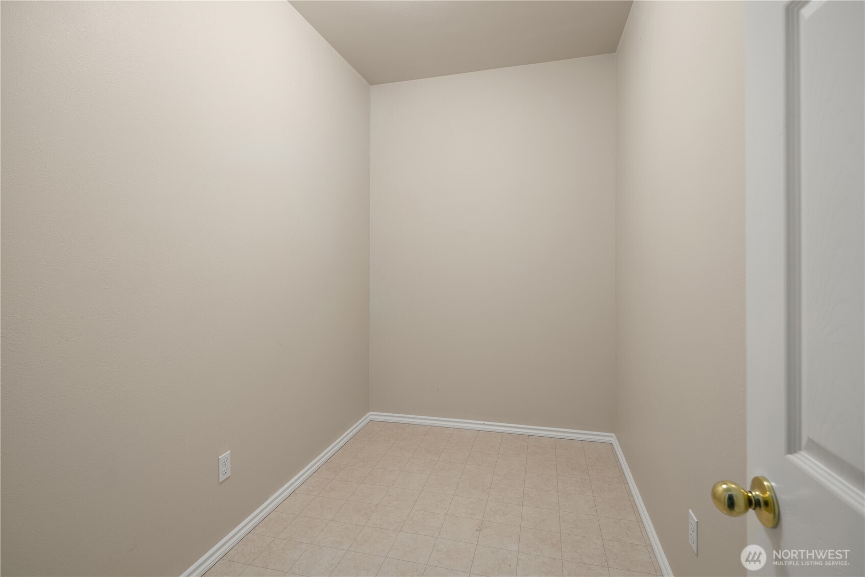 1882 Shore Avenue Freeland, WA 98249 - Photo 28 of 36 a small space with wooden floor