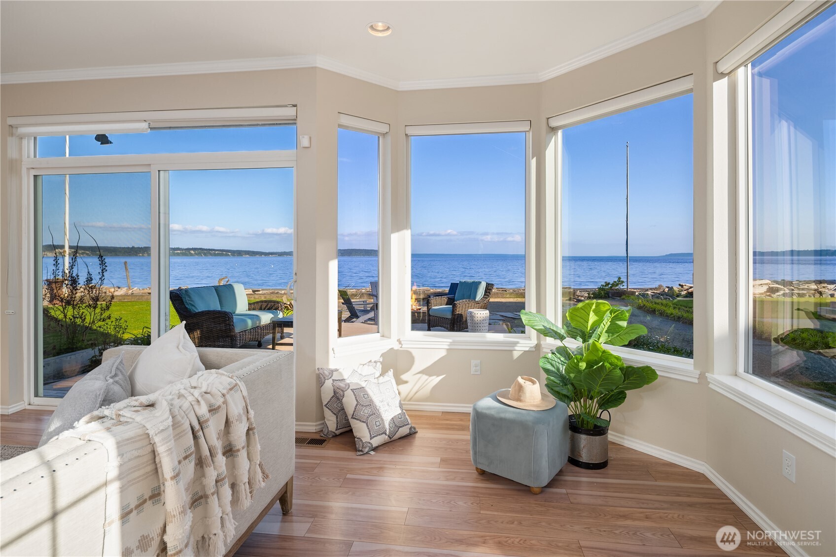 1882 Shore Avenue Freeland, WA 98249 - Photo 8 of 36 a living room with furniture potted plant and garden view