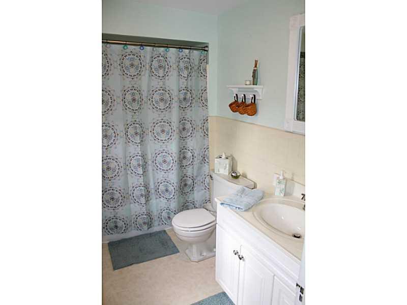 131 Orchard Spring Road Pittsburgh, PA 15220 - Photo 16 of 25 Full Bath. Upper level full bath with tub and shower.