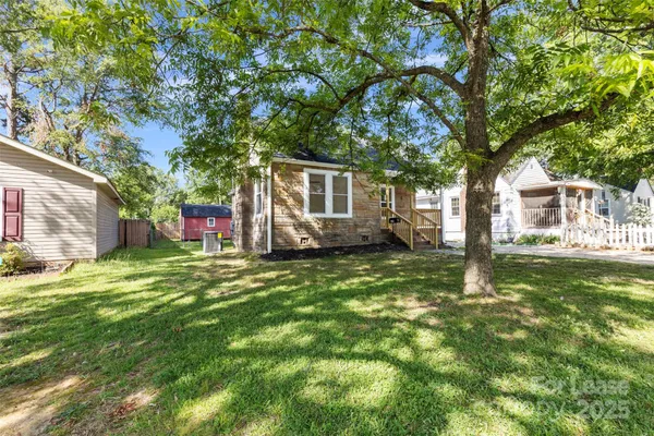 a view of a house with backyard