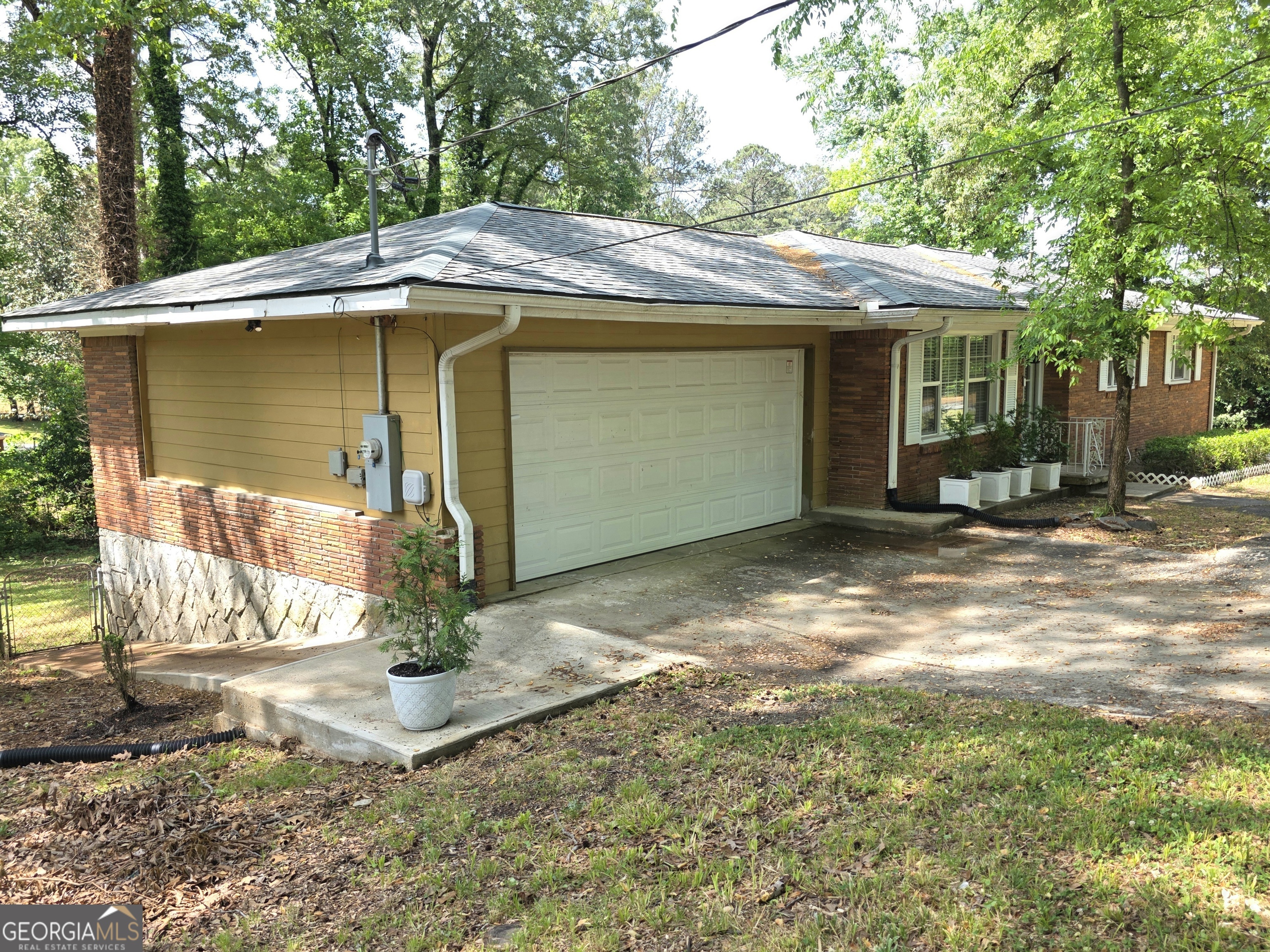 3596 Indian Rock Road Southwest Atlanta, GA 30331 - Photo 3 of 19