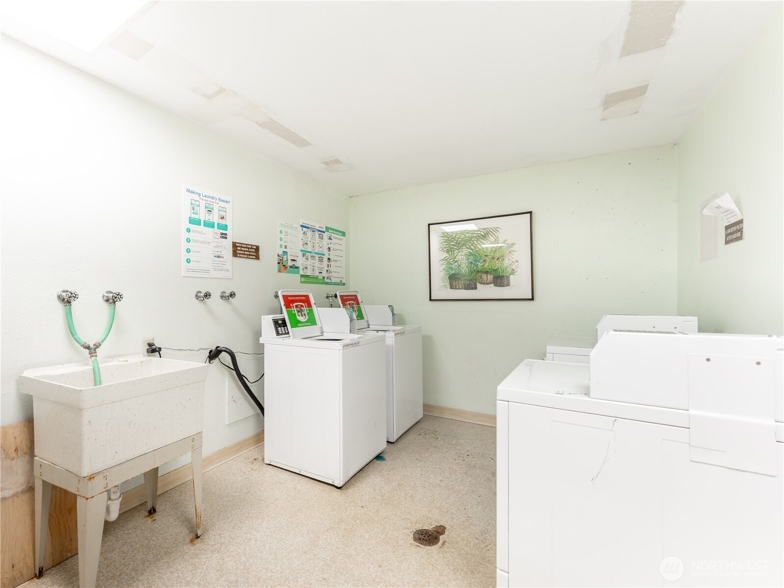 429 King Street, Unit 332 Wenatchee, WA 98801 - Photo 29 of 32 a living room with furniture and a refrigerator