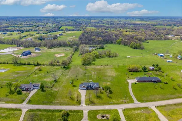 $525,000 | 14 Southwest 260th Road, Warrensburg, MO 64093