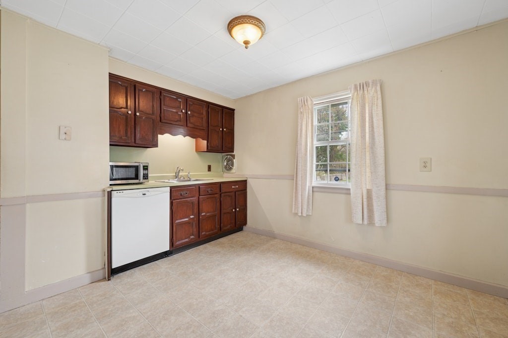 24 Falmouth Street Worcester, MA 01607 - Photo 11 of 28