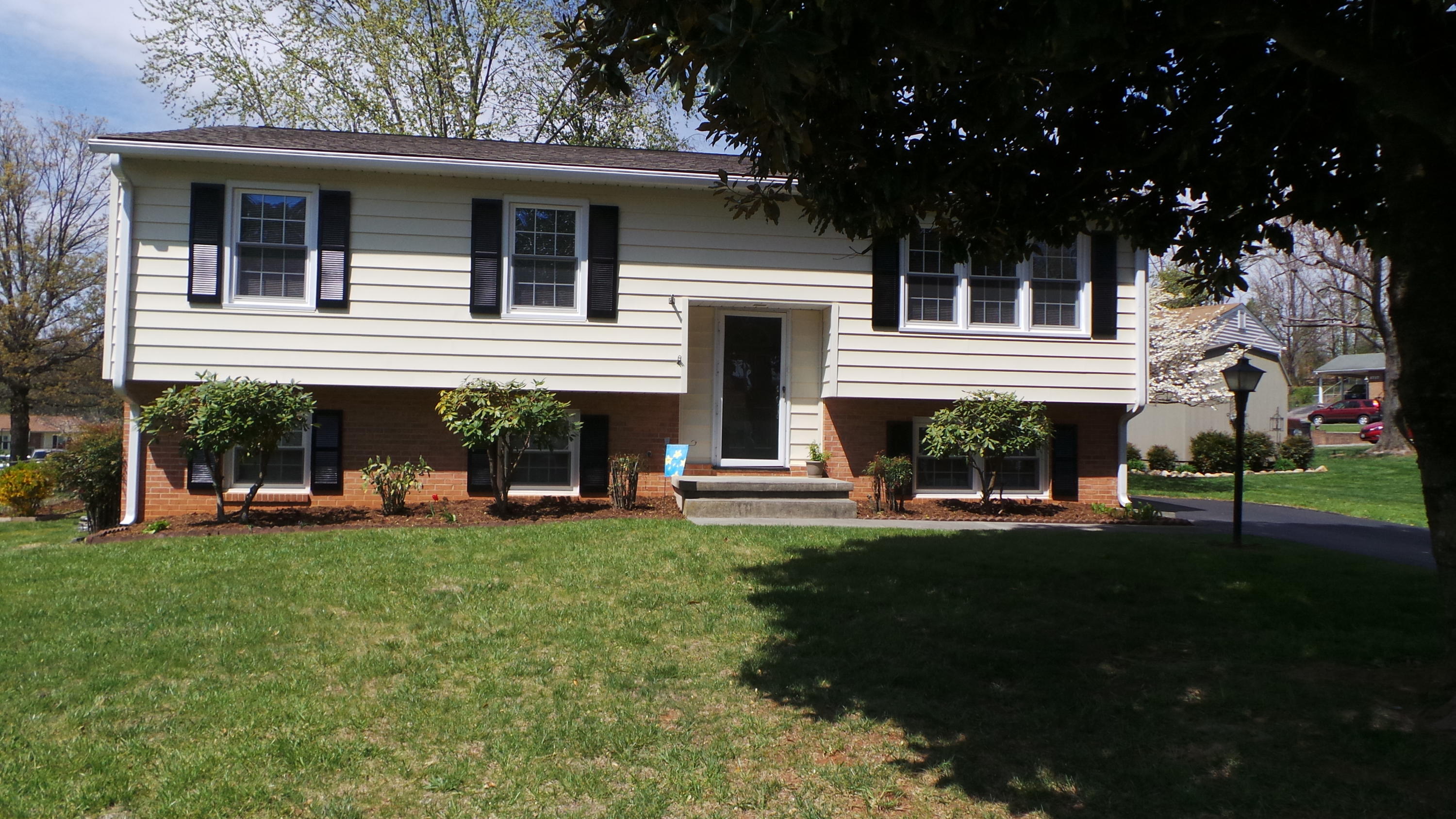 3717 Meadowlark Road Roanoke, VA 24018 - Photo 2 of 29 FRONT HOUSE