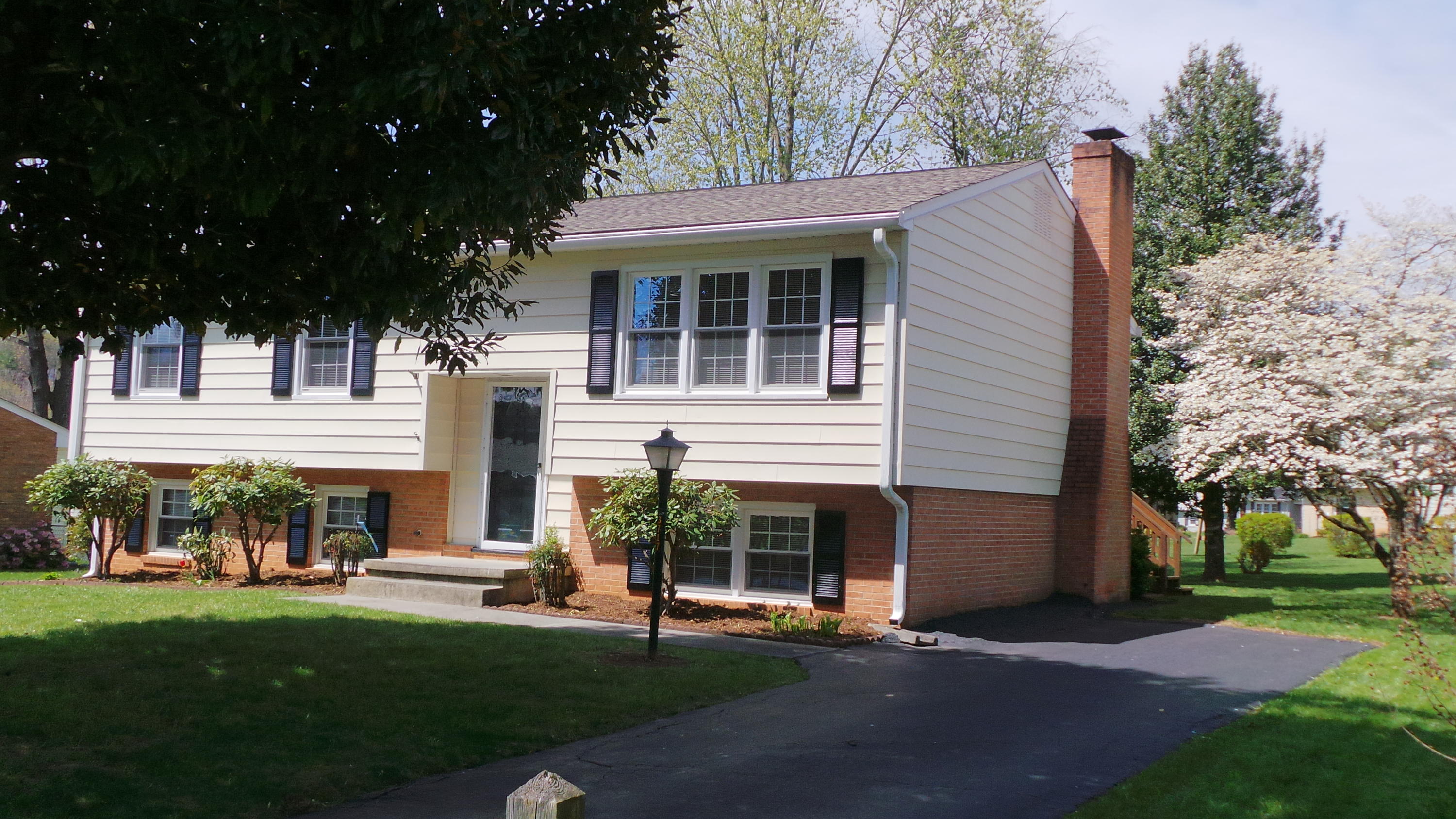 3717 Meadowlark Road Roanoke, VA 24018 - Photo 4 of 29 FRONT WITH DRIVEWAY