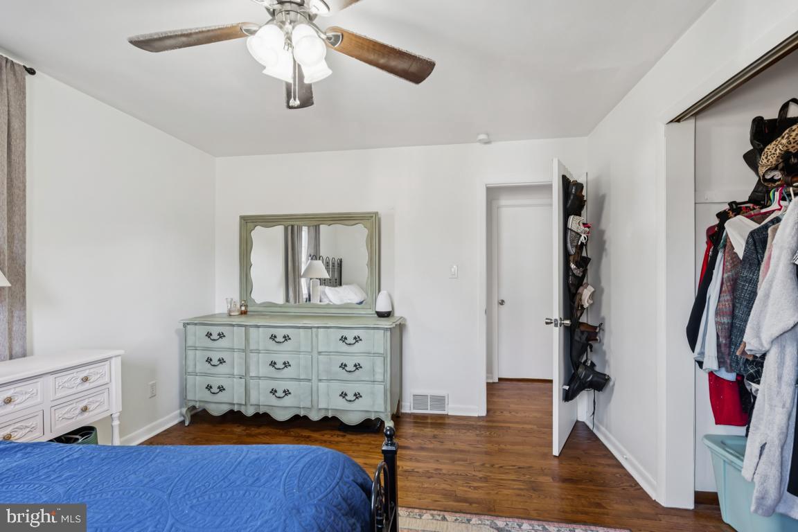 81 Harvard Road Pennsville, NJ 08070 - Photo 19 of 32 a living room with furniture and a dresser