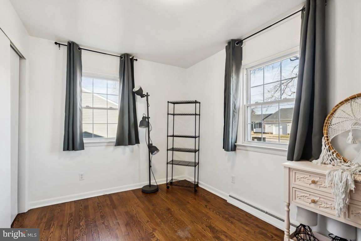 81 Harvard Road Pennsville, NJ 08070 - Photo 20 of 32 an empty room with windows and cabinet