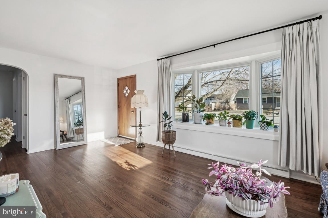 81 Harvard Road Pennsville, NJ 08070 - Photo 3 of 32 a living room with furniture and a large window