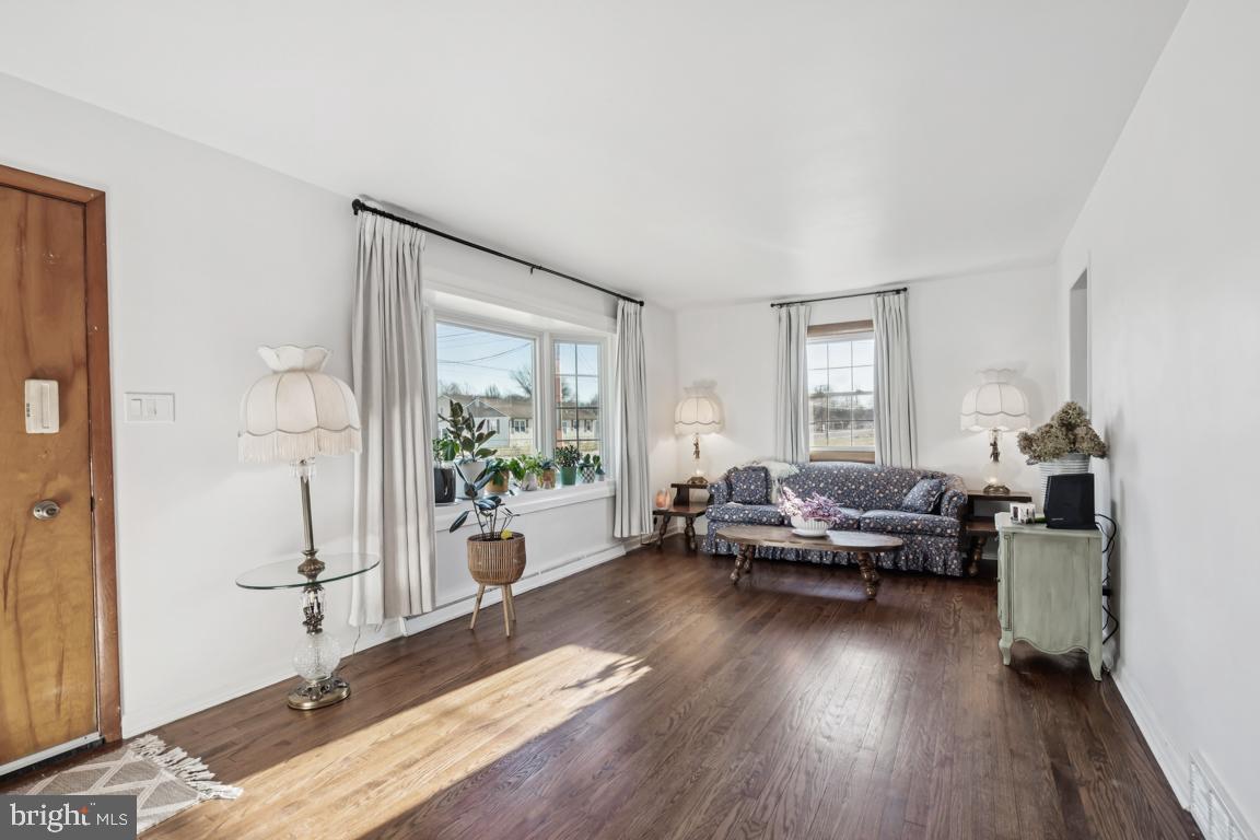 81 Harvard Road Pennsville, NJ 08070 - Photo 4 of 32 a living room with furniture and a large window