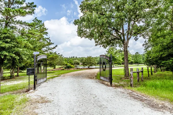 $1,800,000 | 96 B John Kay Road, Huntsville, TX 77320