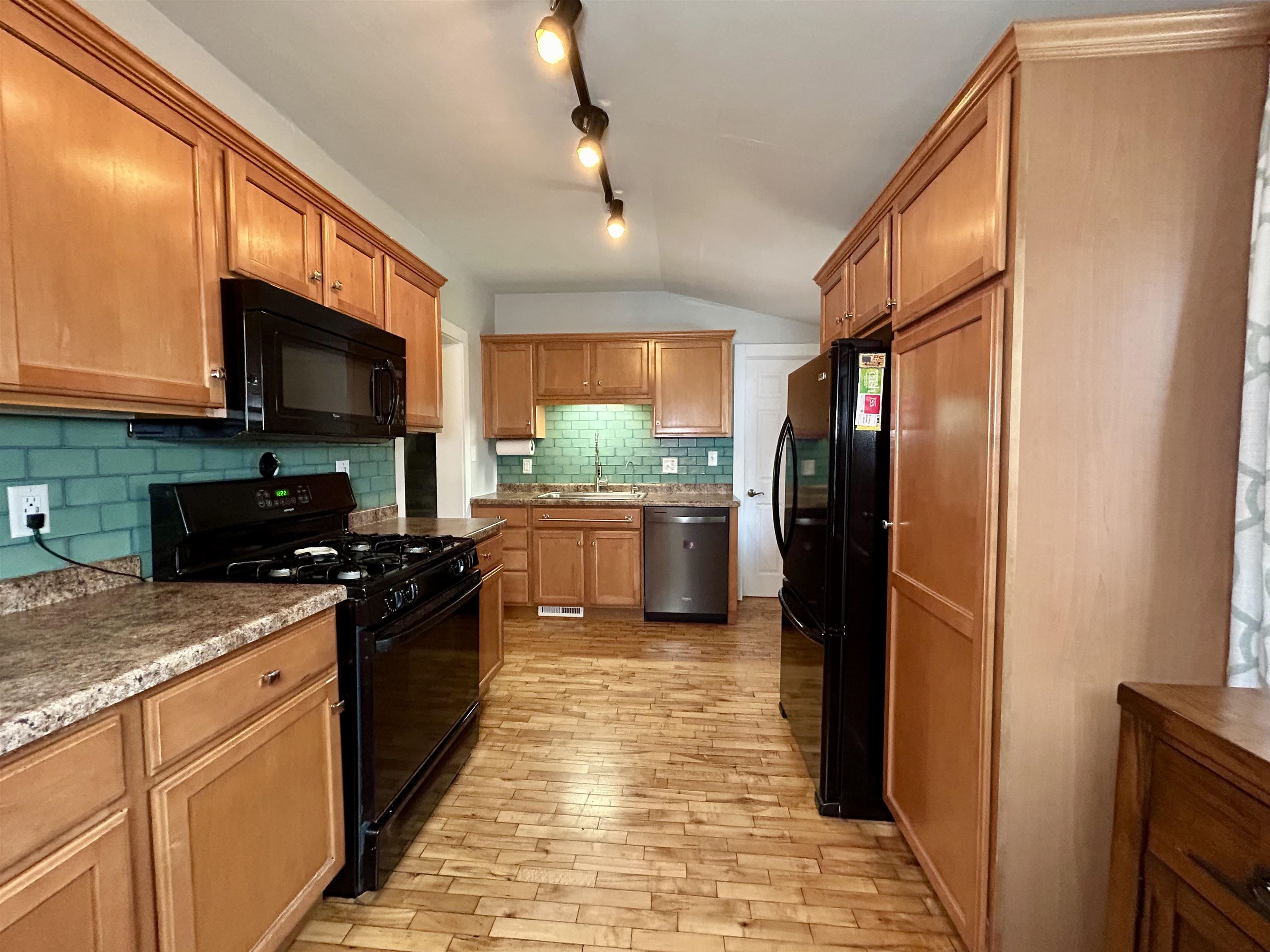 724 West Oklahoma Street Appleton, WI 54914 - Photo 9 of 21