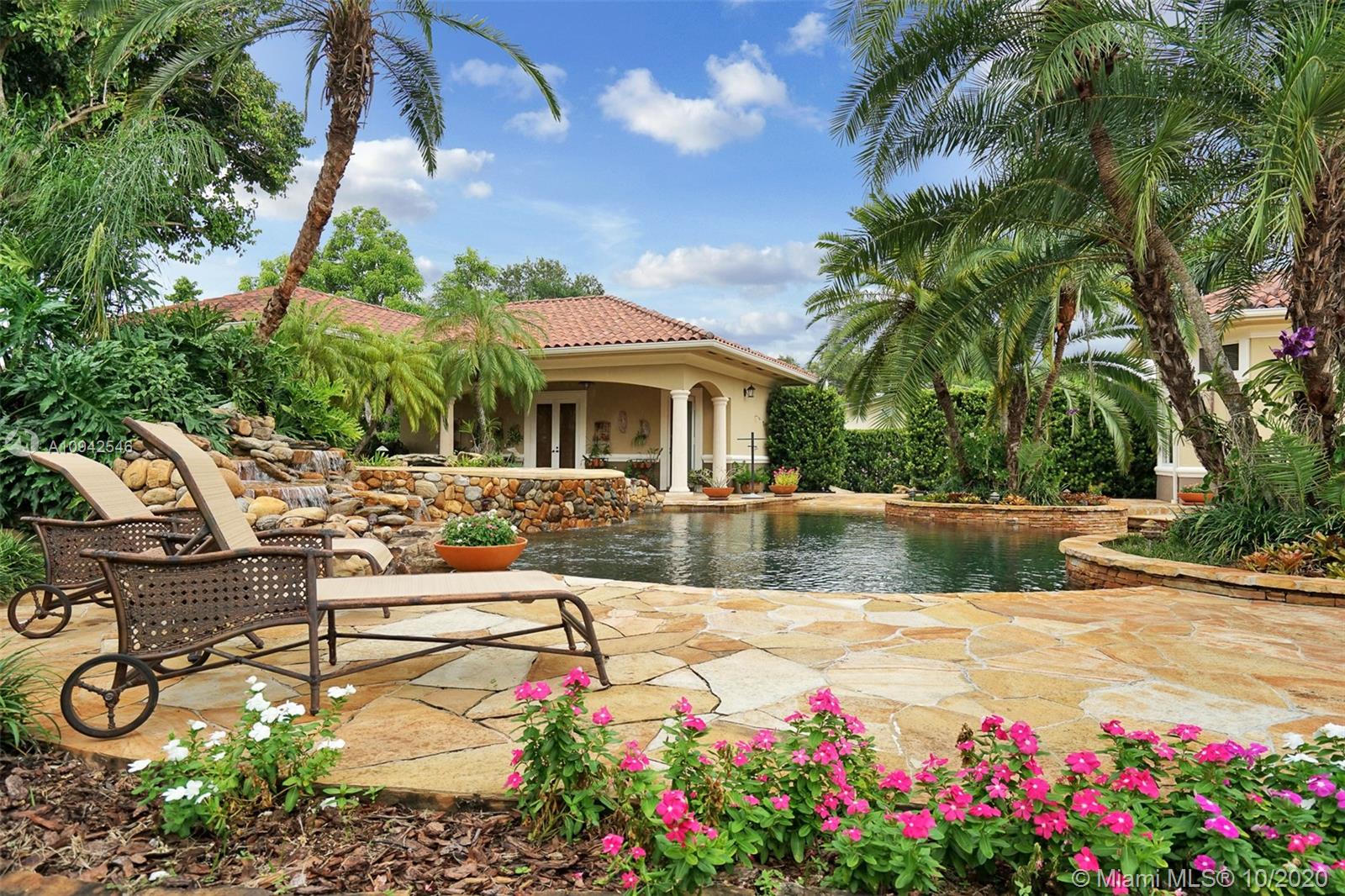 Beautiful backyard with heated Jacuzzi whirlpool, glorious pool