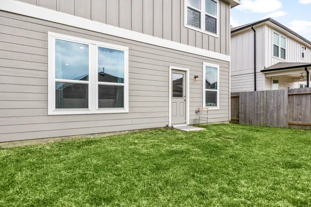 a view of a house with backyard