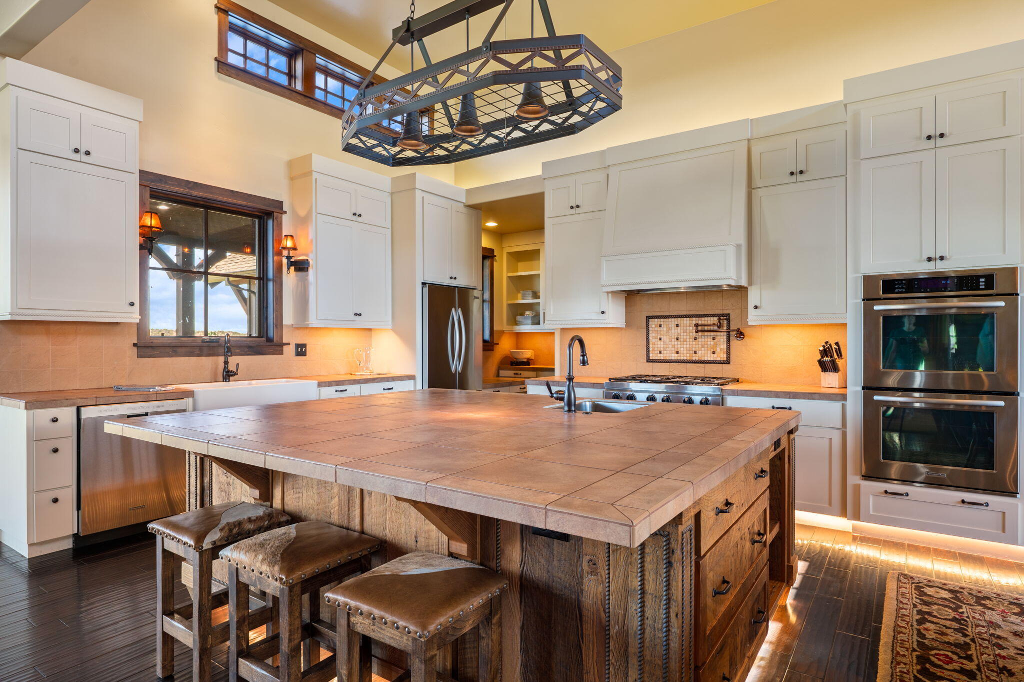 71285 Holmes Road Sisters, OR 97759 - Photo 17 of 123 a kitchen with a table and chairs in it