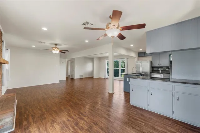 a picture of a wall with a white wall