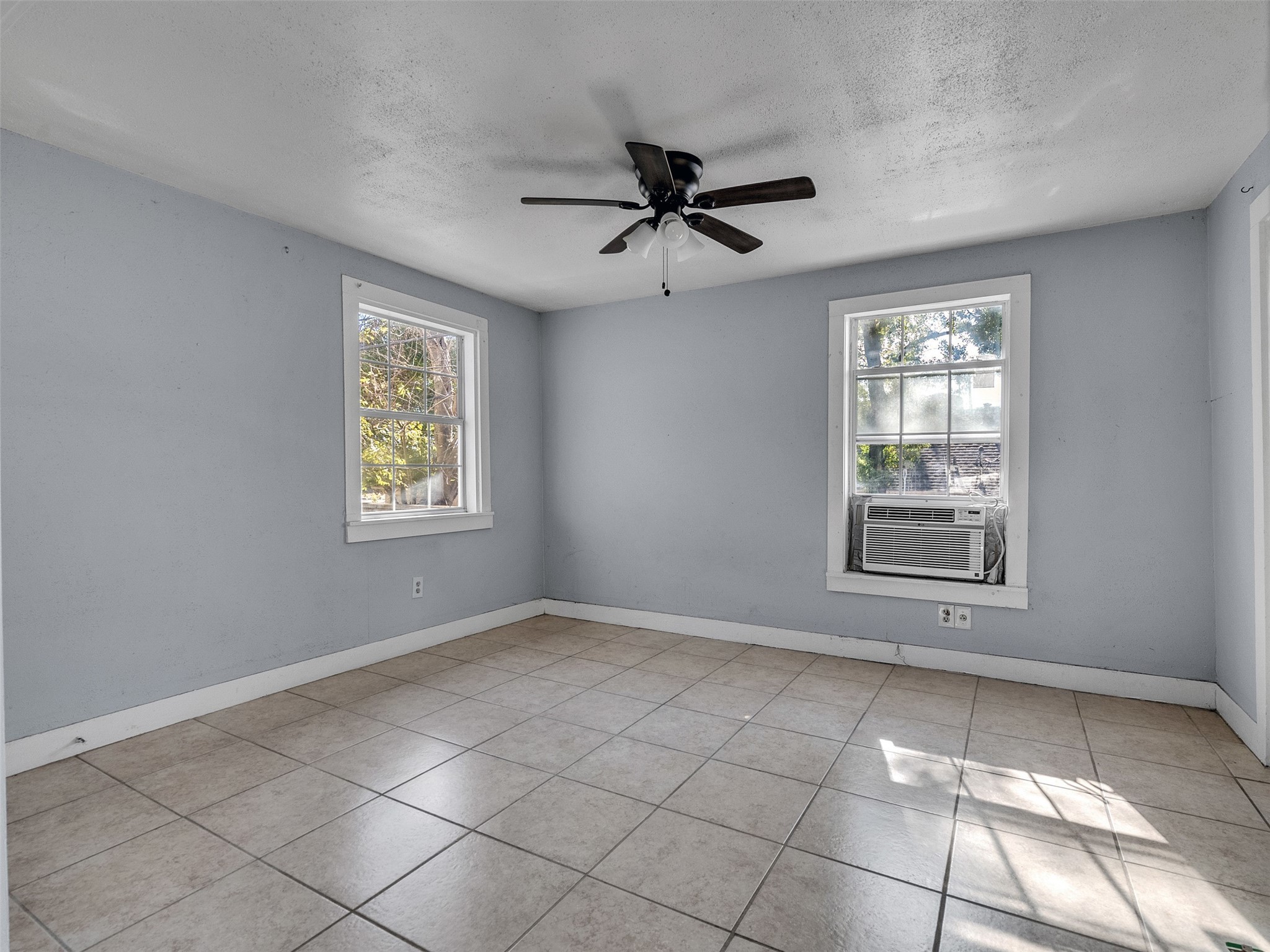 2141 Colquitt Street Houston, TX 77098 - Photo 33 of 50 a view of an empty room with a window