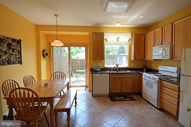 21080 Bitterroot Terrace Ashburn, VA 20147 - Photo 6 of 14 Kitchen