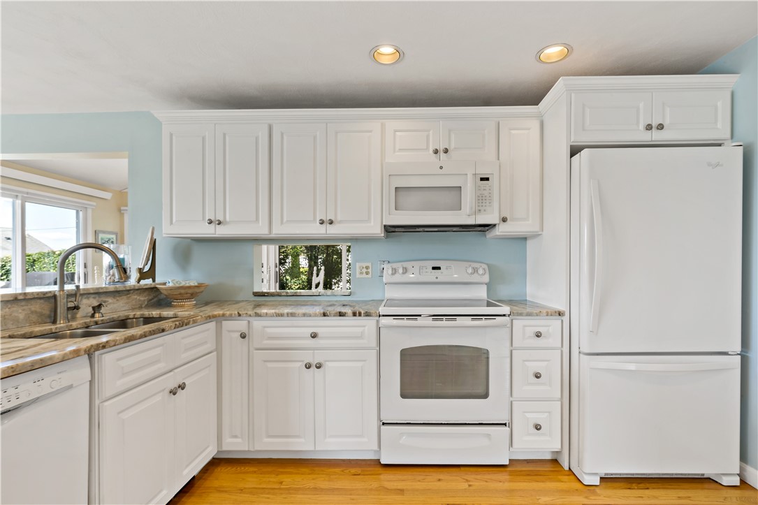 18 Warren Avenue Middletown, RI 02842 - Photo 11 of 30