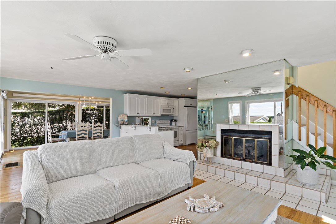 18 Warren Avenue Middletown, RI 02842 - Photo 3 of 30