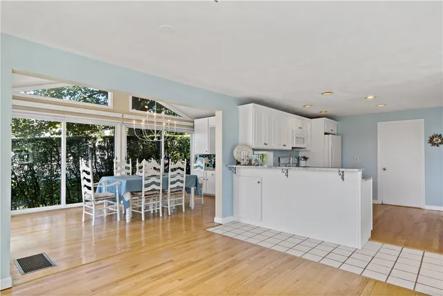 $3,200 | 18 Warren Avenue, Middletown, RI 02842