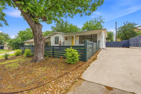 $3,200 | 2635 West 45th Street, Austin, TX 78731