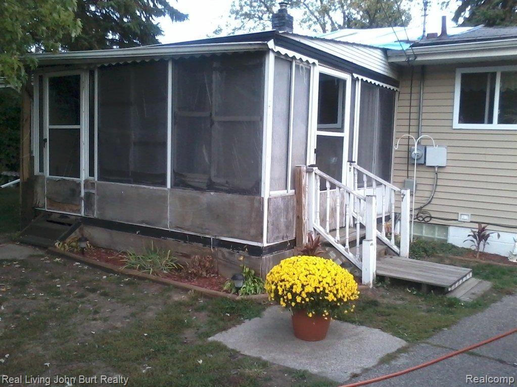 2627 Frembes Road Waterford, MI 48329 - Photo 8 of 17 backporch