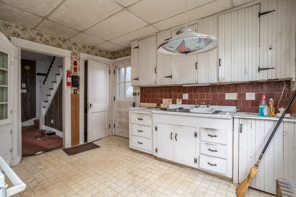 14 Waucantuck Road Worcester, MA 01606 - Photo 5 of 29 Gallery Image 5