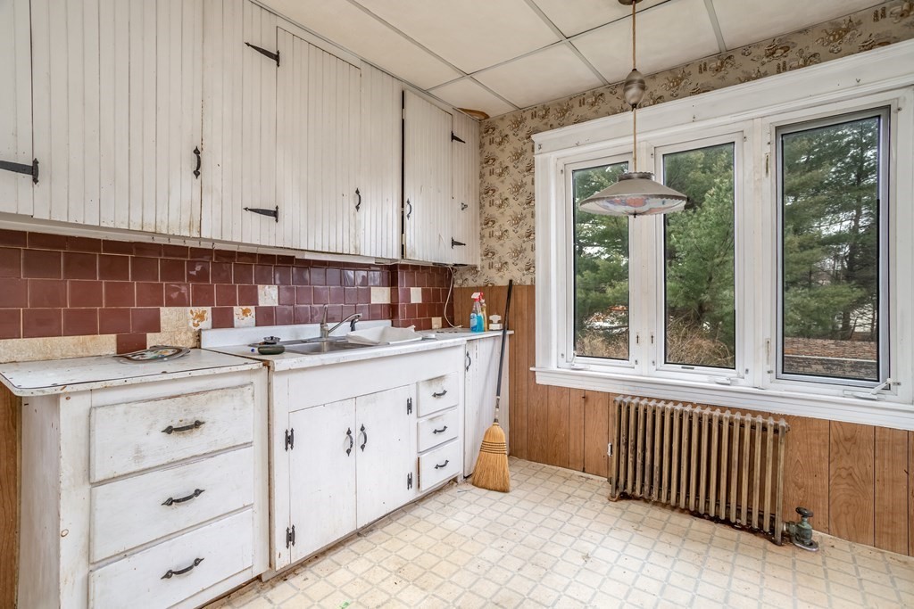 14 Waucantuck Road Worcester, MA 01606 - Photo 6 of 29 Gallery Image 6