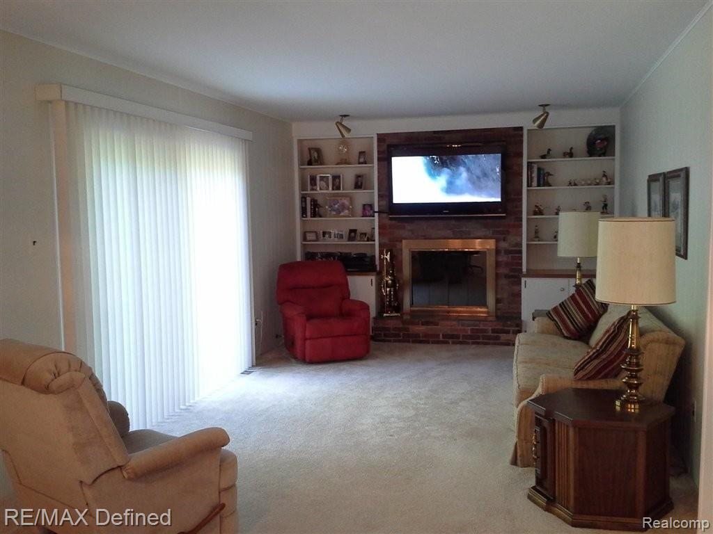 678 Bridgestone Drive Rochester, MI 48309 - Photo 6 of 15 FAMILY ROOM W/NAT.FRPL
