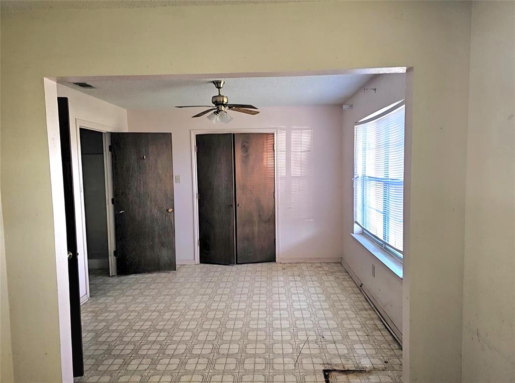 810 Cody Road Ennis, TX 75119 - Photo 19 of 31 a view of a hallway with windows