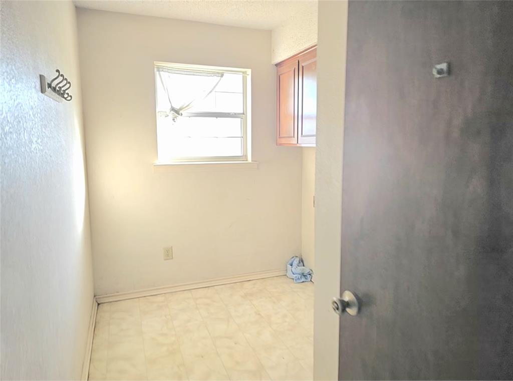 810 Cody Road Ennis, TX 75119 - Photo 24 of 31 a bathroom with a window