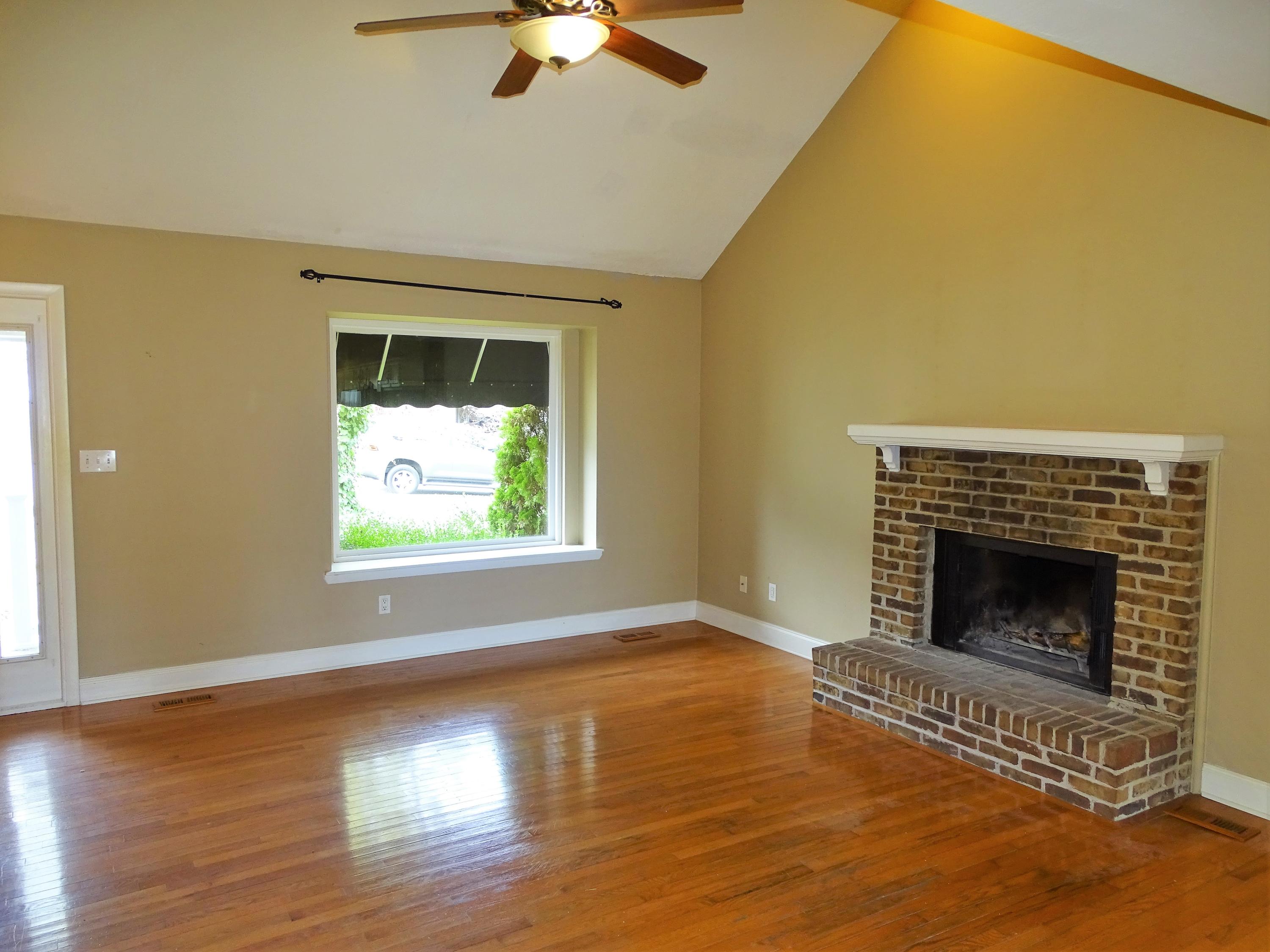 1344 Wenlock Road Knoxville, TN 37922 - Photo 3 of 18 2.2 - LR - Kitchen