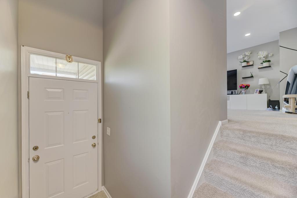 567 Declaration Lane Aurora, IL 60502 - Photo 3 of 25