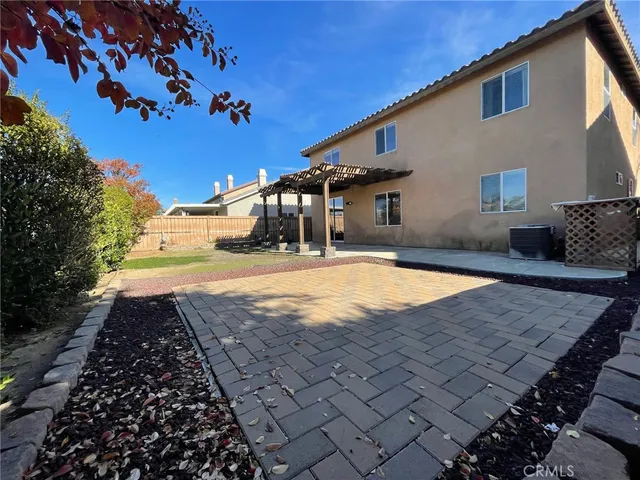 a view of backyard of the house