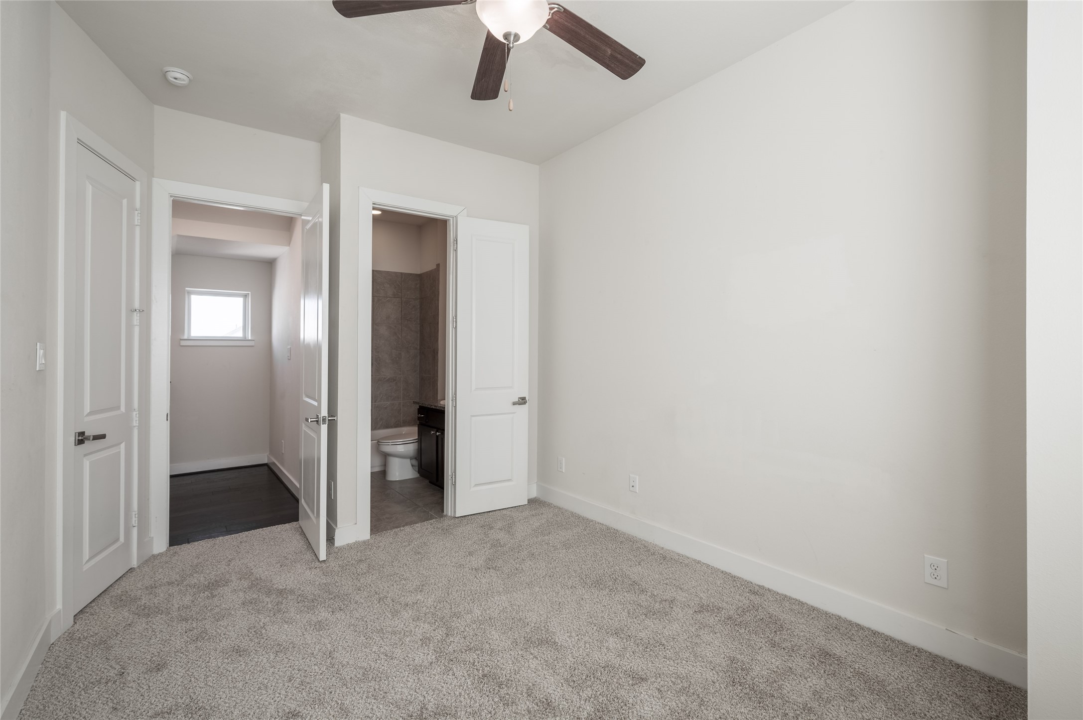 4408 Eli Street, Unit A Houston, TX 77007 - Photo 18 of 22 an empty room with closet and a ceiling fan